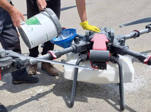 Sipanje boje u rezervoar drona XAG P100 Pro